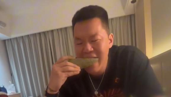 吃瓜大笑的视频,笑翻全网！吃瓜大笑视频引发网友热议