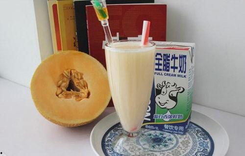 哈密瓜和牛奶能同时吃吗