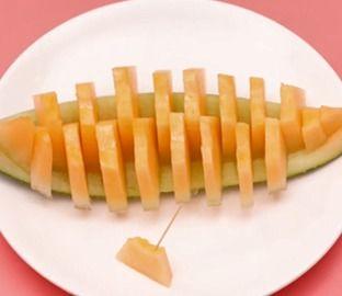 蜜瓜怎么切方便吃,巧手分割，尽享夏日清新