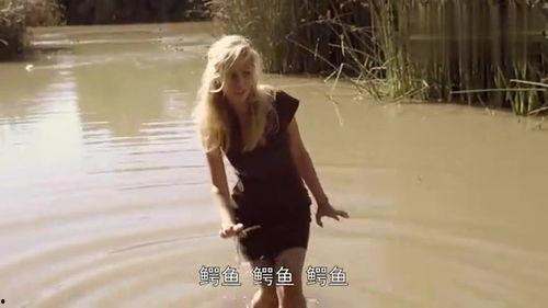 美女掉入湖里吃瓜,美女落水，围观群众竟成吃瓜群众？”