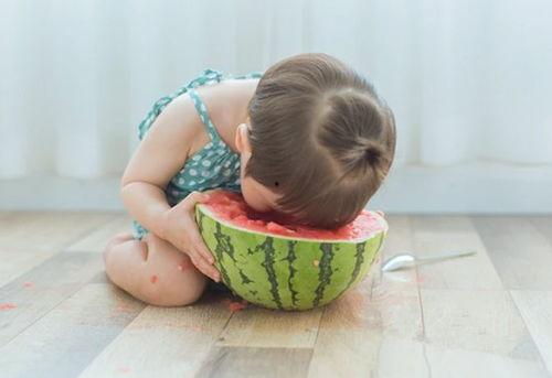 吃瓜家长和孩子,吃瓜家长与孩子的欢乐互动时光