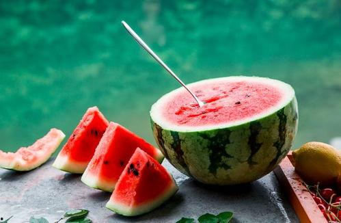 关于夏天吃瓜的诗句,夏日瓜香诗意浓