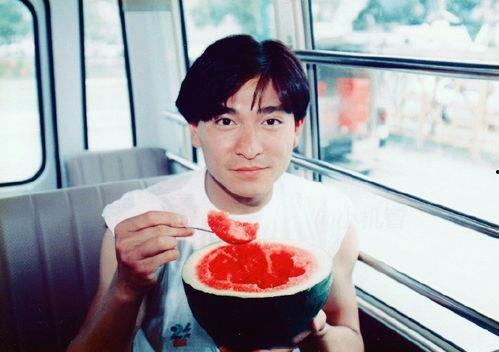 刘德华大屏幕吃瓜