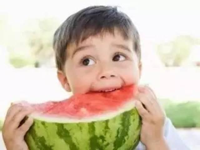 吃瓜胖小孩简笔画